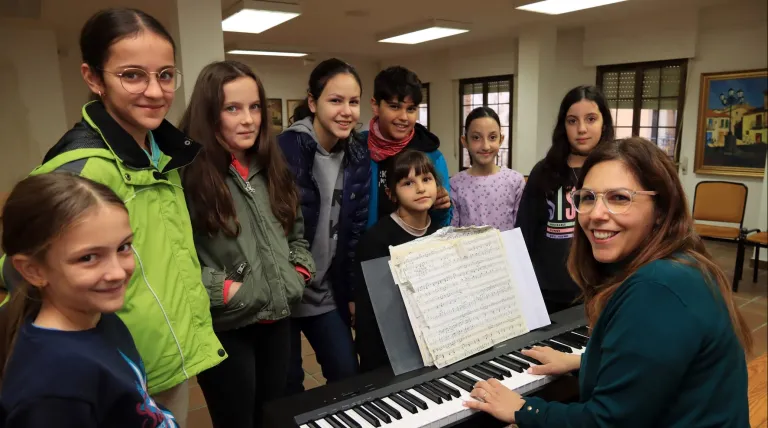 Andrea, con sus alumnos de la escolanía, en Prádena.