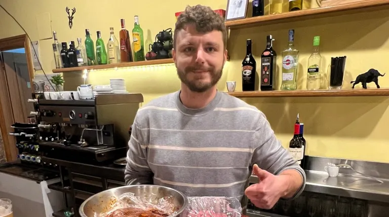 Fran, en su restaurante en Aguilar de Codés, Navarra.