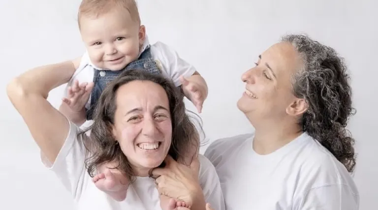 Laura, Vero y Santi, nuevos pobladores de Villa del Rey (Cáceres)