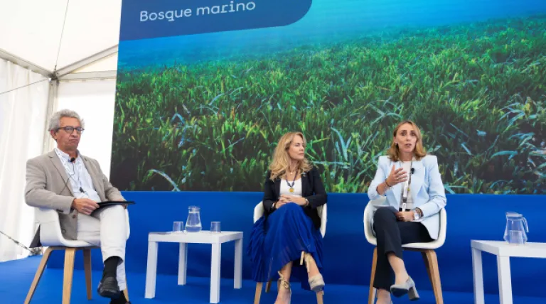 La directora de Sostenibilidad y Estudios de Redeia, Eva Pagán, y la presidenta de la Fundación Ecomar, Theresa Zabell, anuncian una alianza entre conjunta para para impulsar proyectos de restauración marina hasta 2030.