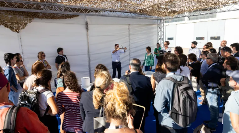 El técnico de Tramitaciones de Redeia, Borja Álvarez, explica la técnica desarrollada por IMEDEA-CSIC y Redeia para restaurar praderas de posidonia oceánica