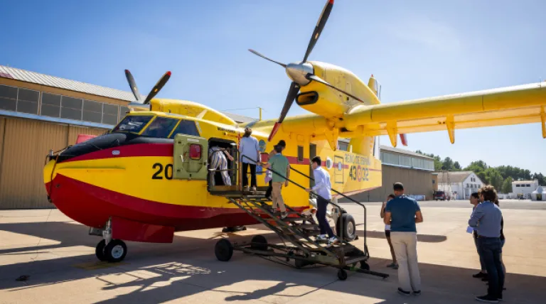 Representantes del Ministerio de Defensa muestran a los participantes del Seminario Científico Bosque Marino el hidroavión residente en esa base militar para extinción de incendios forestales