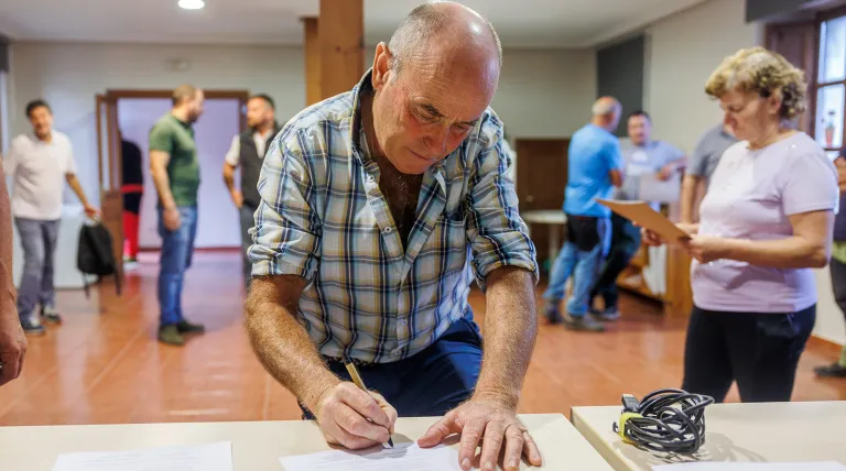 Uno de los ganaderos, en el momento de la firma del acuerdo.