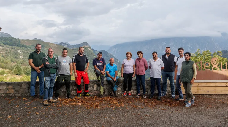 Los ganaderos que comenzarán a pastorear bajo la red de transporte en Cabrales, junto al equipo de Redeia y Agrovidar, en Asiego.