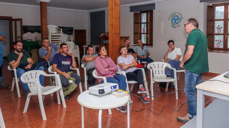 Ramiro Palacios, de Agrovidar, explicando a los ganaderos los detalles de Pastoreo en Red en Asturias.