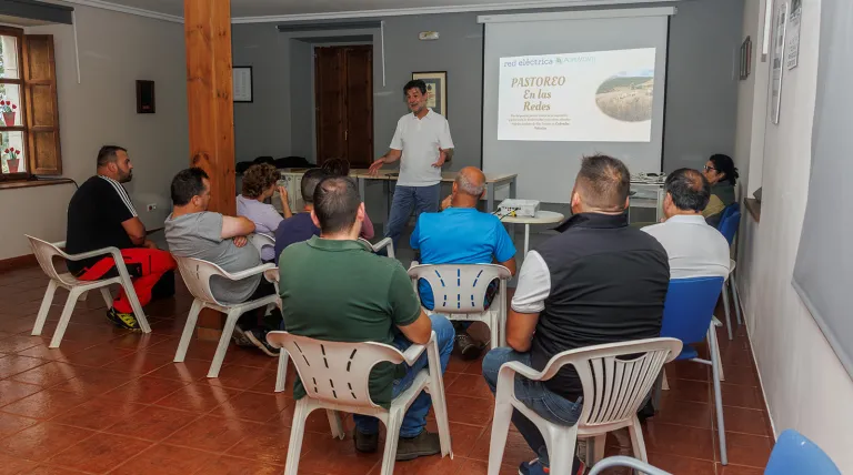 El responsable de Innovación Social de Redeia, Juan Ávila, explicando Pastoreo en Red a los ganaderos asturianos.