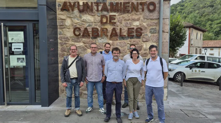 El equipo de Pastoreo en Red y técnicos de Red Eléctrica en Asturias, con el alcalde de Cabrales, José Sánchez, tras la reunión para presentarle la iniciativa en su municipio.
