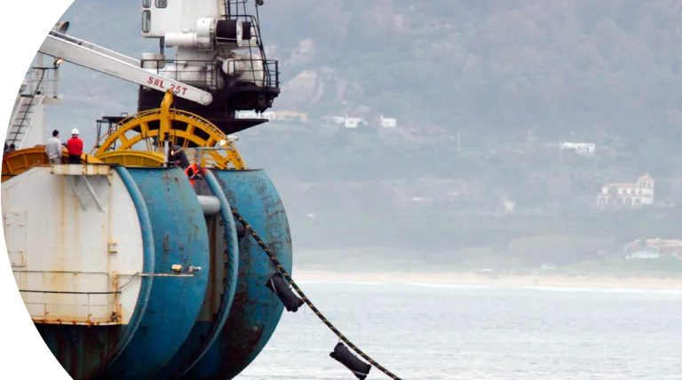Barco cablero tendiendo cable