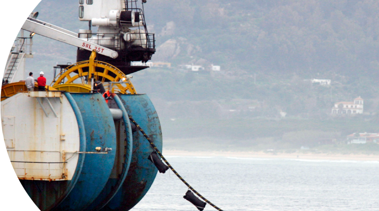 Barco cablero tendiendo cable