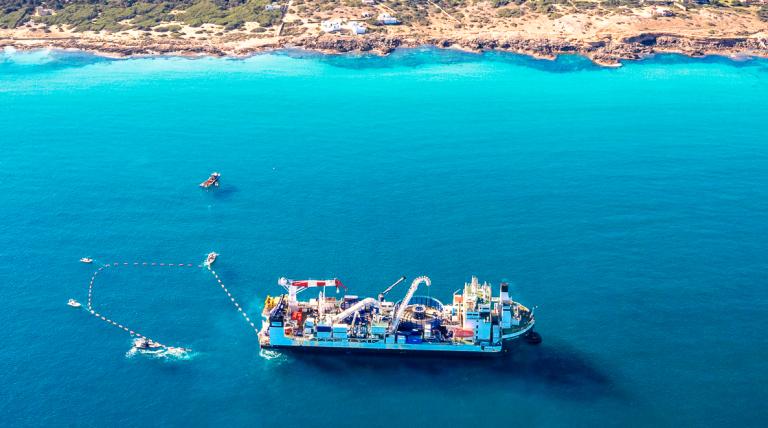 Tendido submarino del nuevo enlace eléctrico entre Eivissa y Formentera.