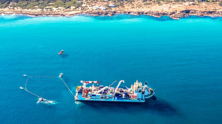 Submarine laying of the new electricity link between Eivissa and Formentera.