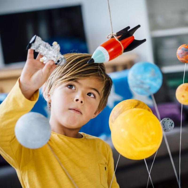 Niño jugando con cohetes 