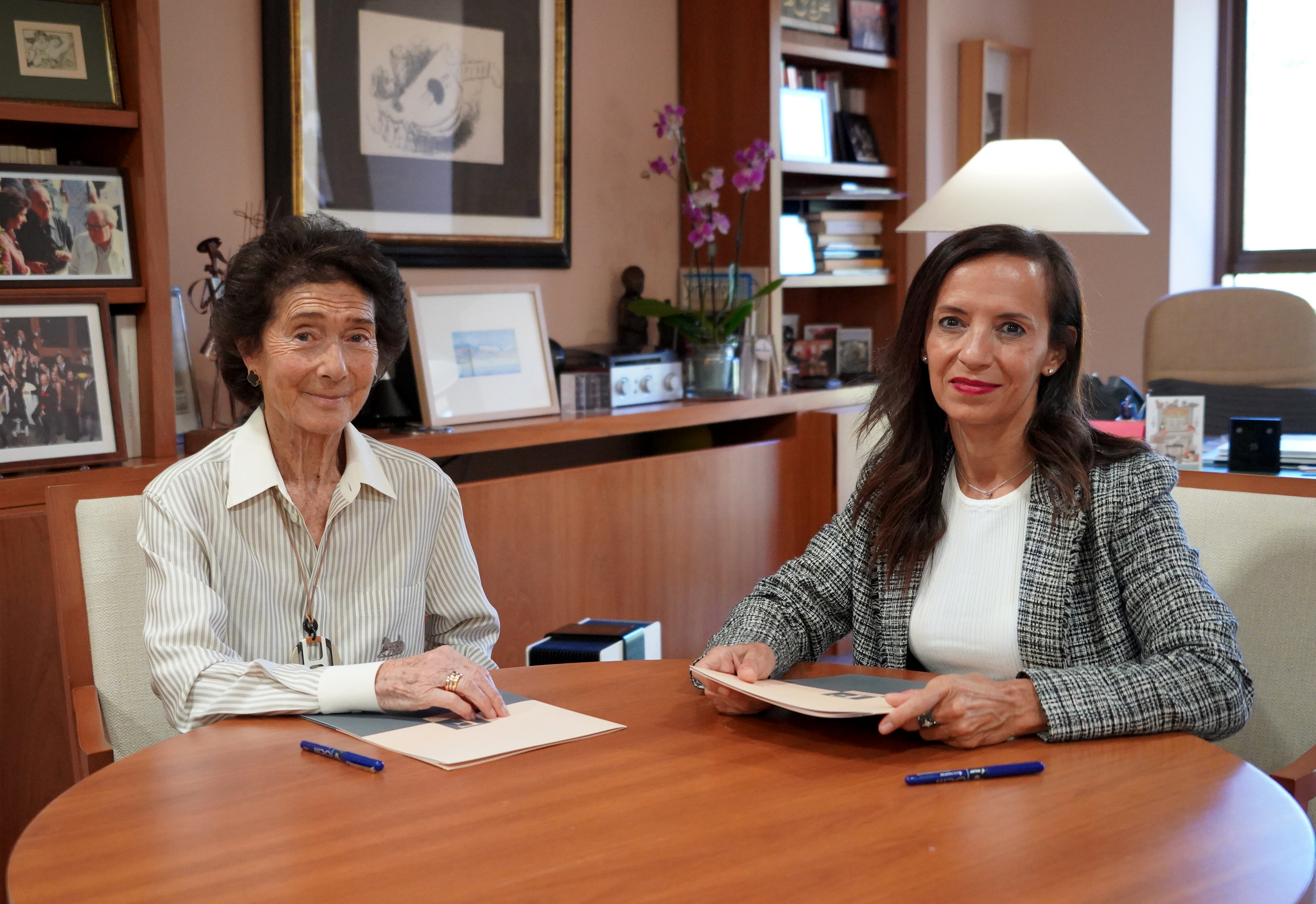 Beatriz Corredor y Paloma O'Shea, durante la firma del convenio de colaboración.